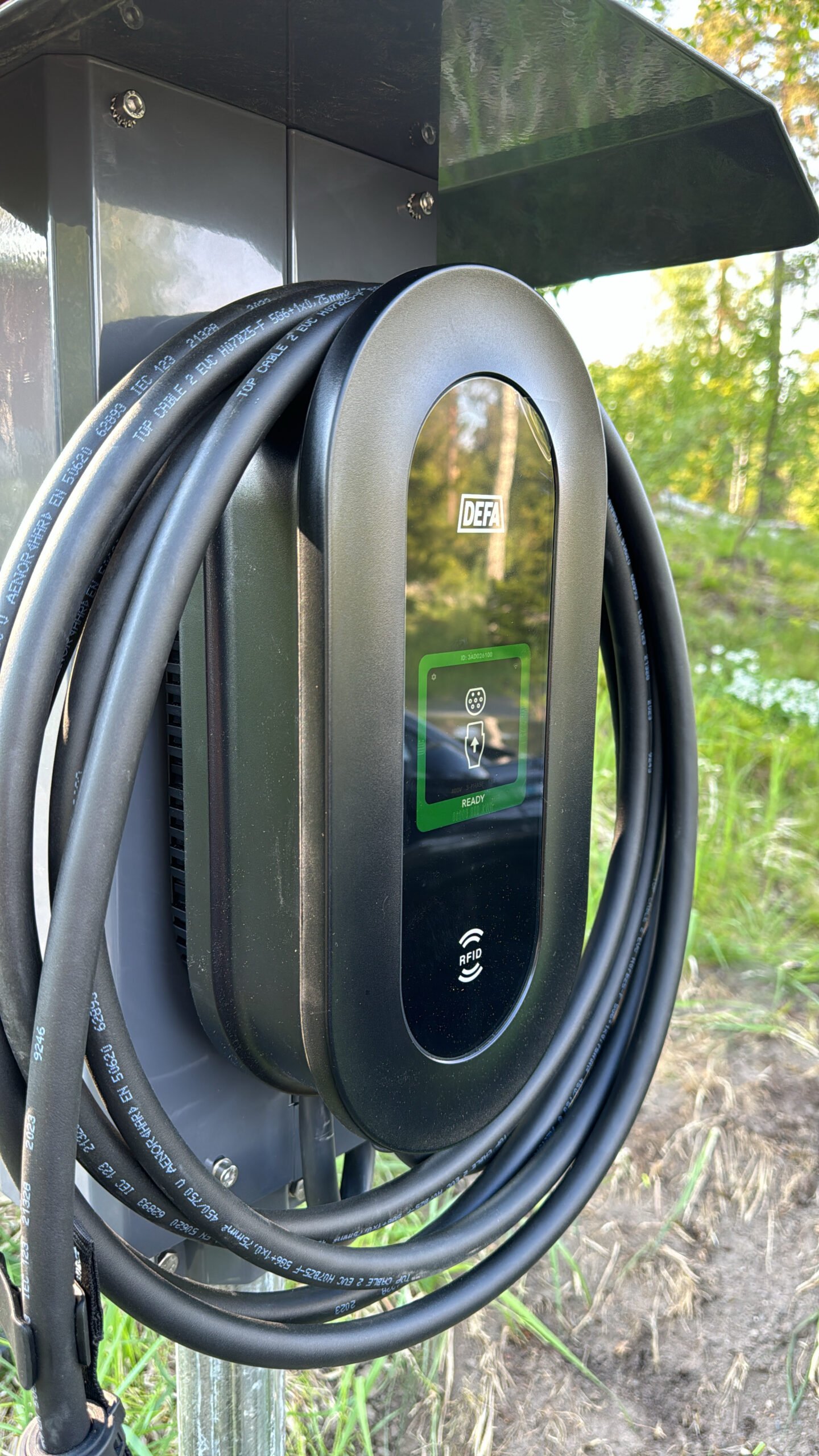 Billaddare hemma i Åkersberga - installerad laddstation utomhus