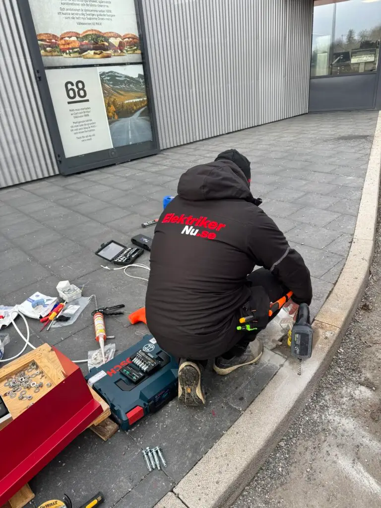Erfarna elektriker i Åkersberga för alla dina elbehov, från småfix till större installationer och ROT-arbeten. Säkerhet och kvalitet i fokus.