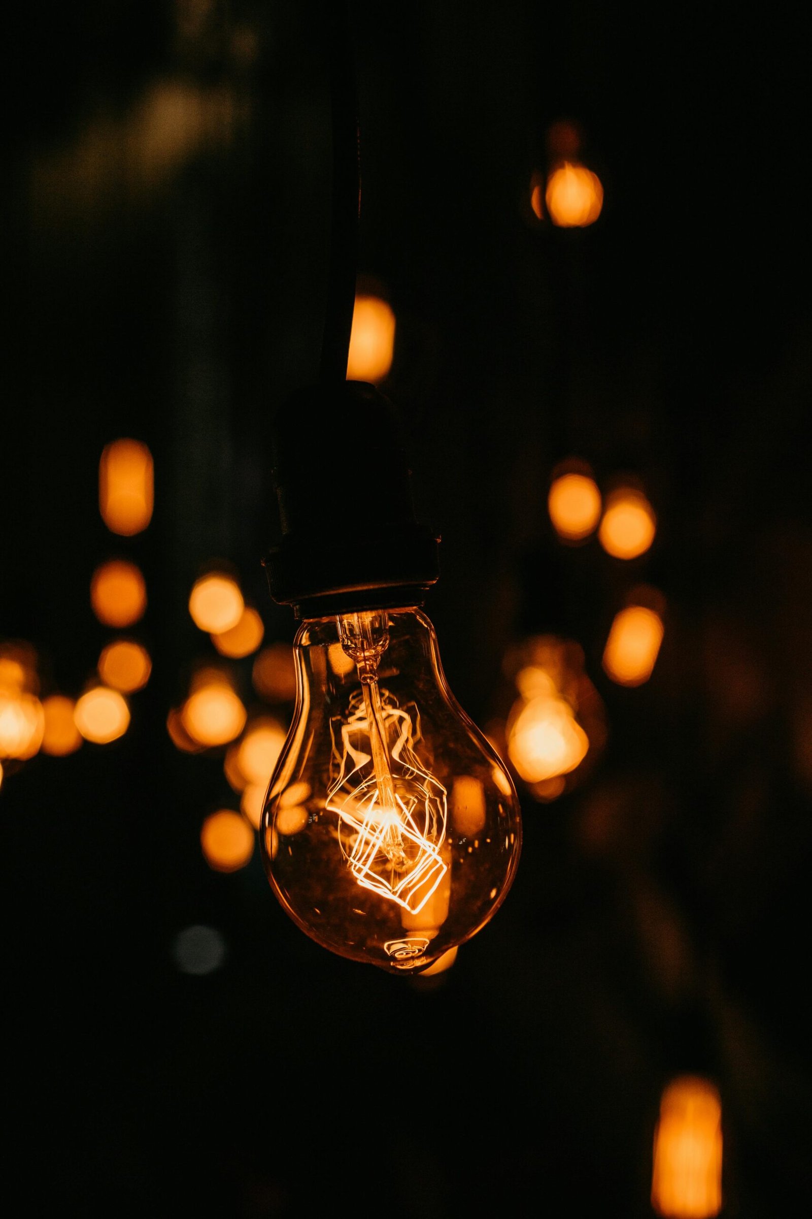 Strömavbrott hemma - ljus från stearinljus eller glödlampa i mörker
