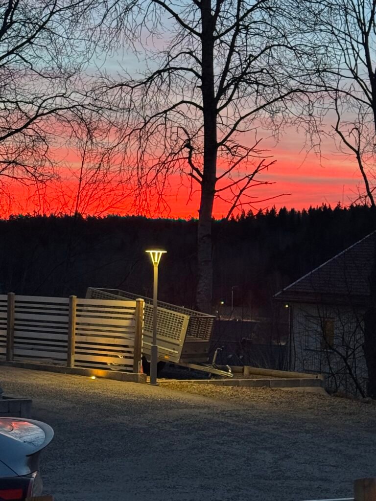 Tryggt hem Åkersberga - utomhusbelysning vid skymning