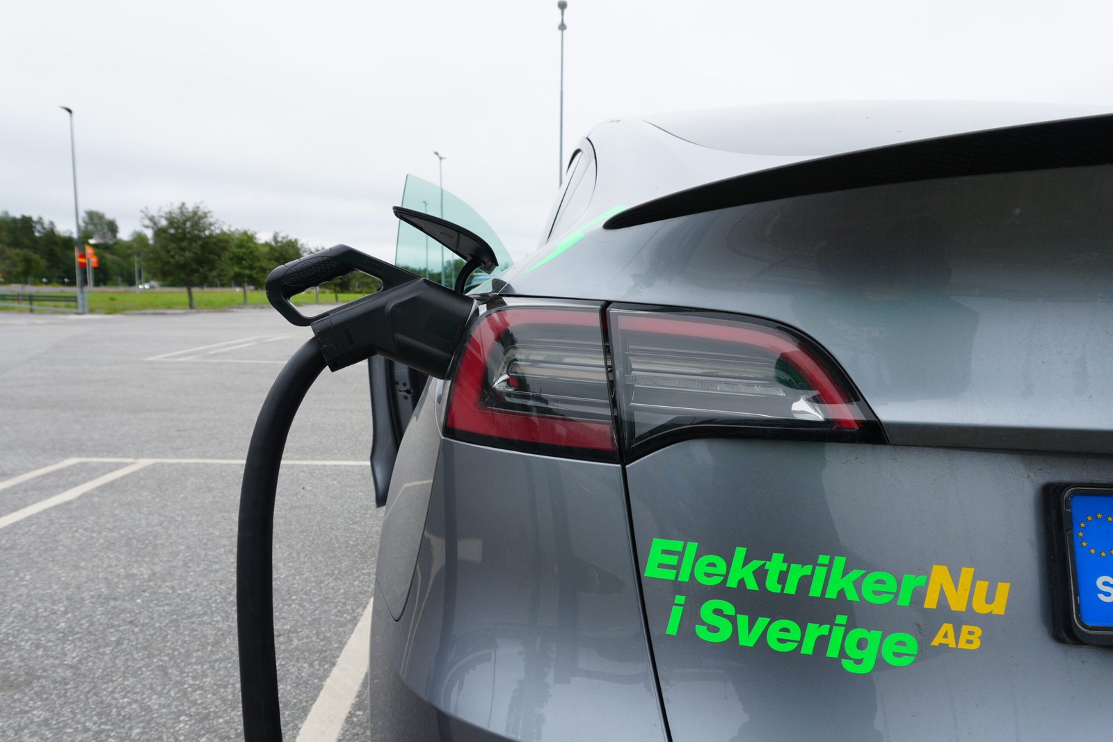 Elbil som laddas med laddbox i Åkersberga installerad av Elektriker Åkersberga